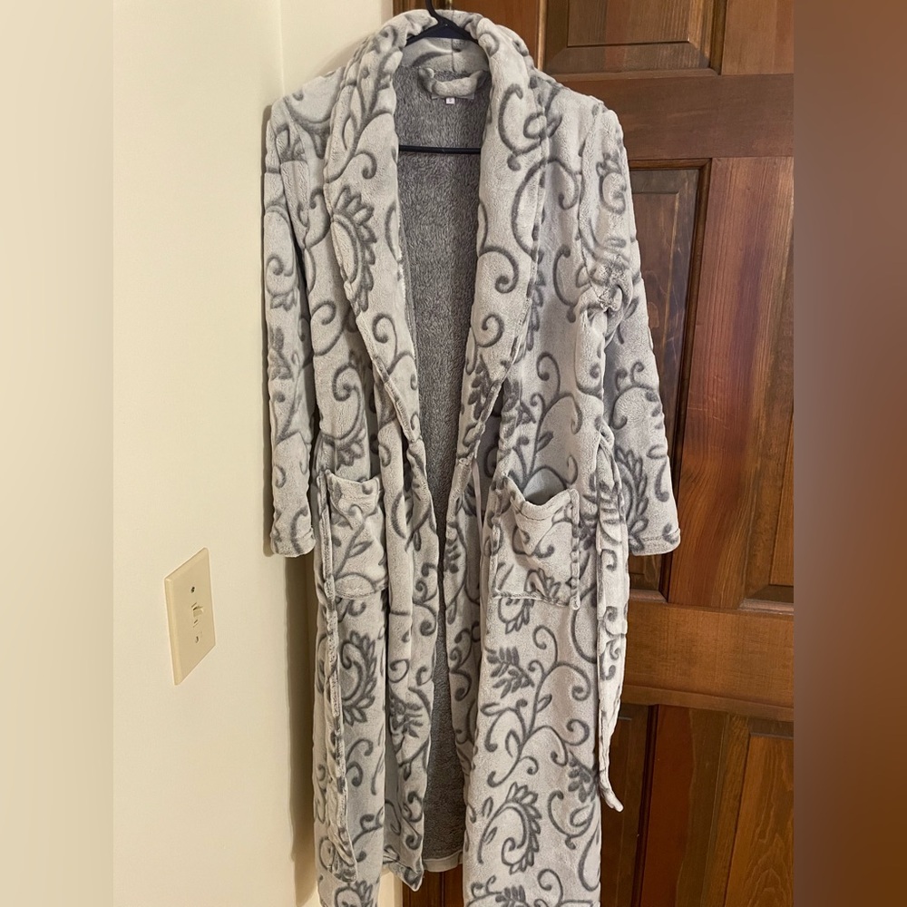 Sleepyheads Women's Plush Fleece Robe Jacquard Long Sleeve Bathrobe - Gray